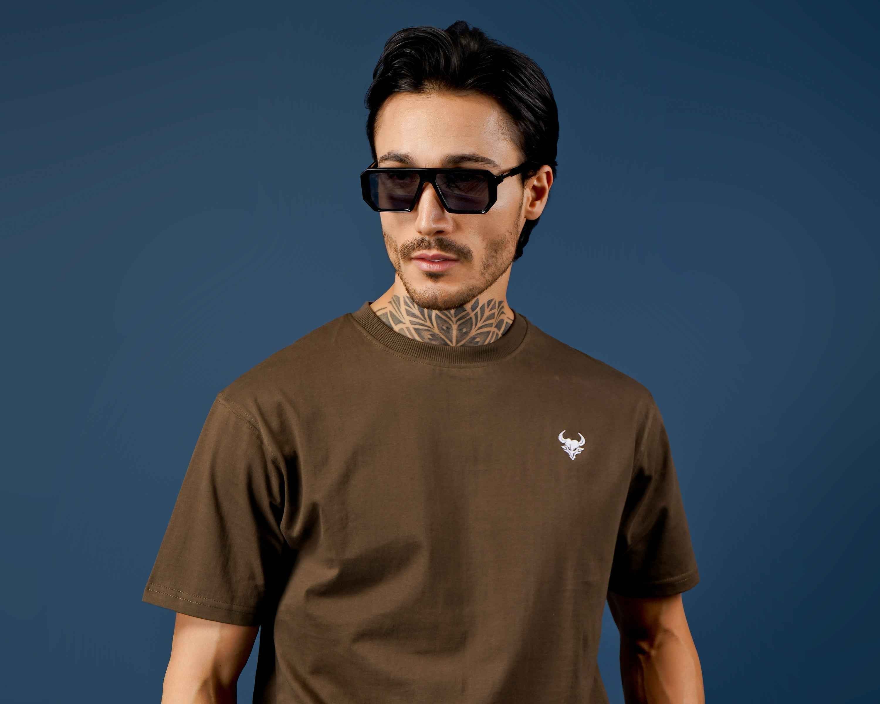 Man wearing a brown t-shirt and sunglasses, illustrating how to choose your tees.