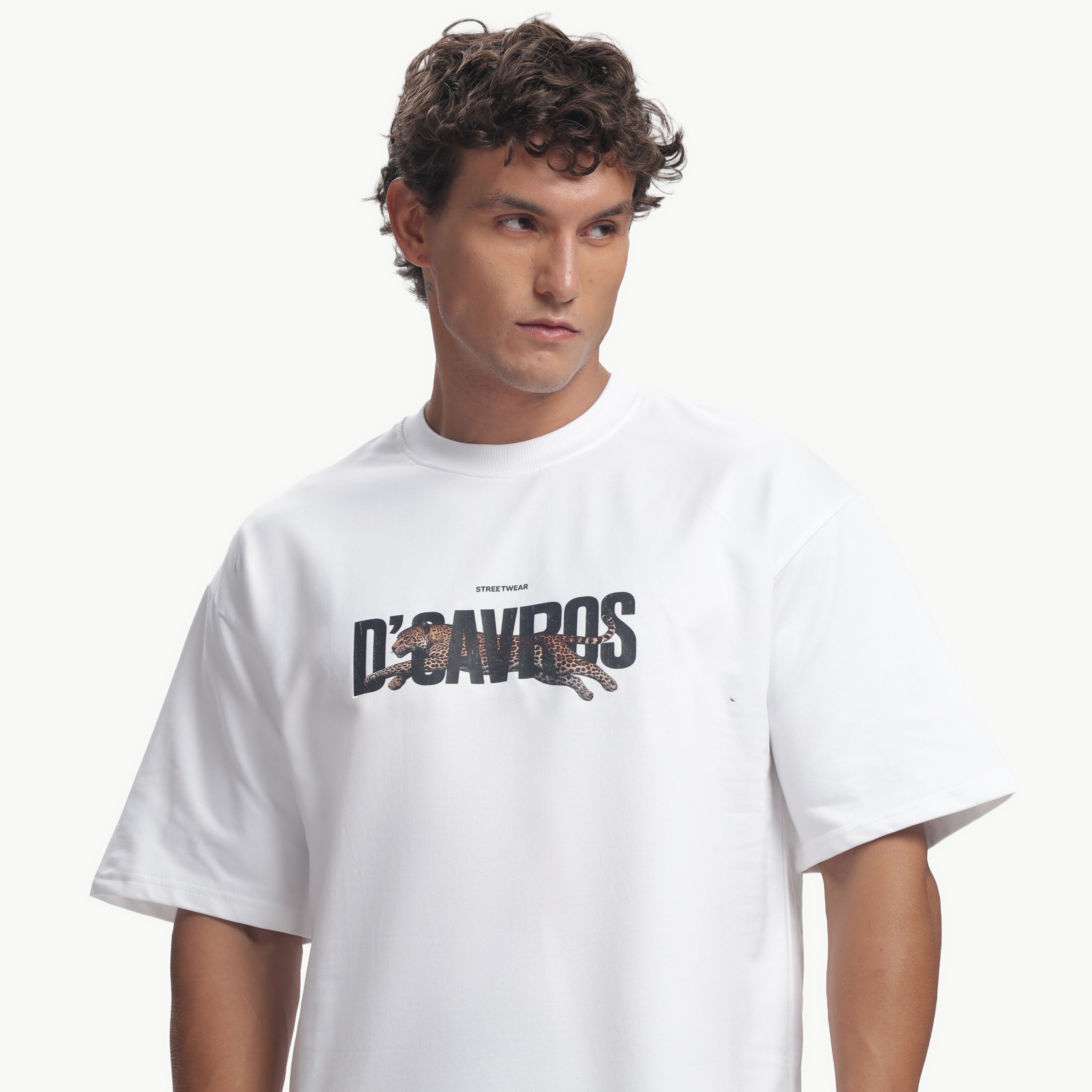 Man wearing a white t-shirt with 'Dánulos' branding on a white background